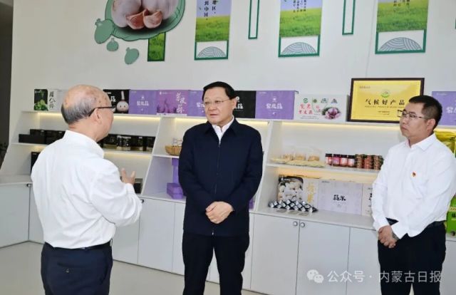 9月20日,自治区党委书记、人大常委会主任王伟中到突泉县紫皮蒜创业产业园考察农畜产品生产销售、农业科技研发应用、村集体经济发展和联农带农等情况。草原云记者 马建兵 摄 图片