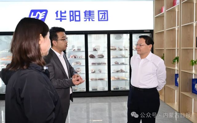 9月21日,自治区党委书记、人大常委会主任王伟中走进科右中旗华阳牛业科技集团有限公司,现场了解农畜产品生产销售、农业科技研发应用、村集体经济发展和联农带农等情况。草原云记者 马建兵 摄 图片