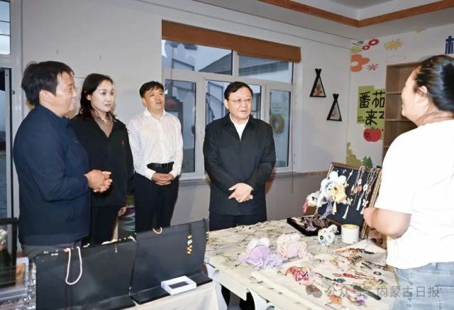 9月19日,自治区党委书记、人大常委会主任王伟中在平安村番茄公社调研农畜产品生产销售、农业科技研发应用、村集体经济发展和联农带农等情况。草原云记者 马建兵 摄 图片