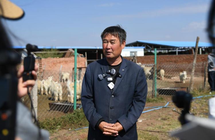 牧民山吉雅接受采访