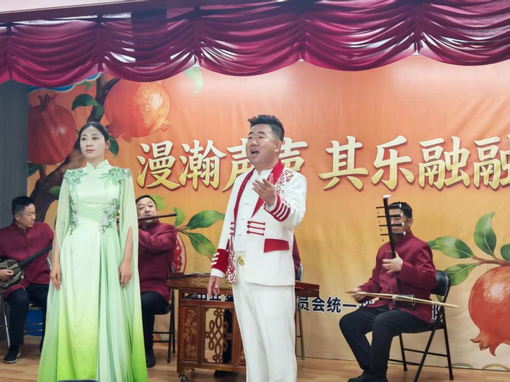 9月20日,演员在内蒙古鄂尔多斯市准格尔旗的漫瀚调同心小剧场内演唱漫瀚调。新华社记者唐健辉 摄