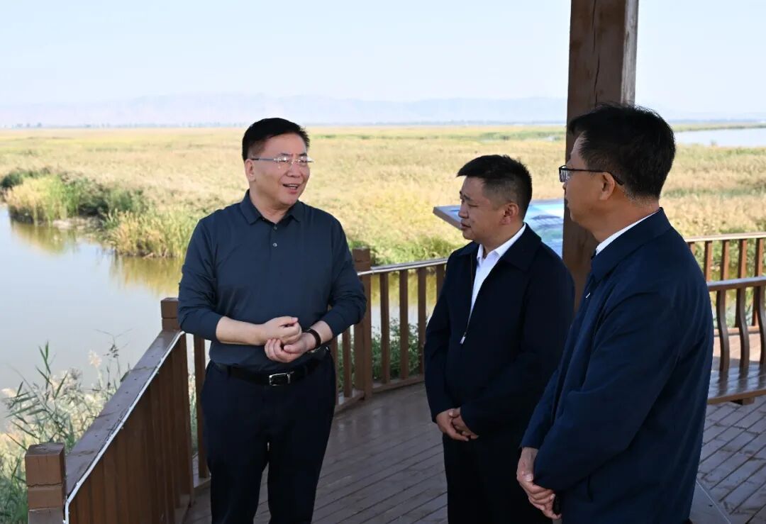 9月22日,包钢在牧羊海湿地调研,要求做好乌梁素海及周边区域生态保护治理,防止农业面源污染,用心守护生态之美。记者 孟和朝鲁 摄