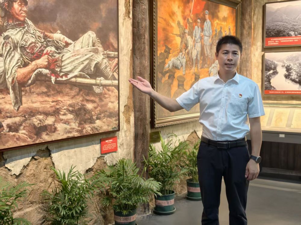 8月20日,在广西桂林全州县红军长征湘江战役纪念馆,周运良在油画《陈树湘》前讲解。(新华社发)