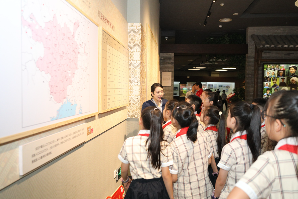 这是广西民族博物馆讲解员李娅在给学生讲解。(新华社发)