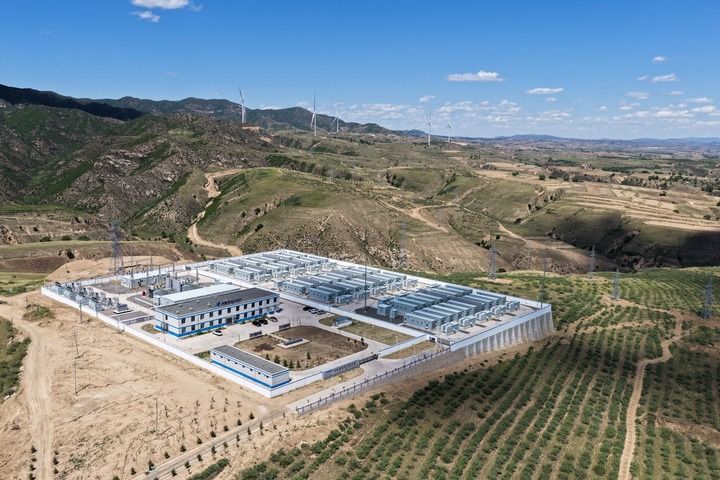 这是6月4日在呼和浩特拍摄的内蒙古华电新能源分公司和林风光储电站,该站隶属于和林格尔数据中心集群绿色能源供给示范项目。