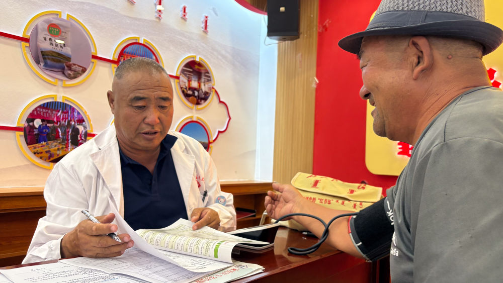 2026年9月23日,在内蒙古锡林郭勒盟苏尼特右旗,医生给牧民量血压。新华社记者 李悦 摄