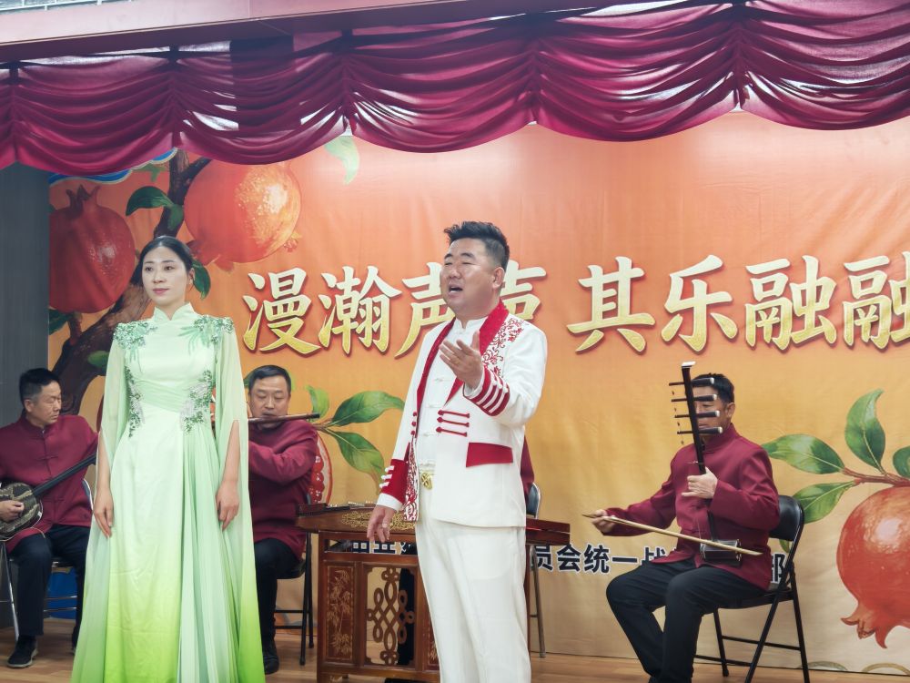 2026年9月20日,演员在内蒙古鄂尔多斯市准格尔旗的漫瀚调同心小剧场内演唱漫瀚调。新华社记者 唐健辉 摄