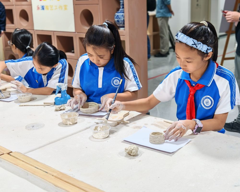 2026年9月18日,在内蒙古呼和浩特市第三十中学,学生在学习泥塑课程。新华社记者 唐健辉 摄
