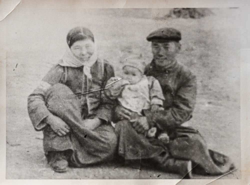 这是1961年,养父母高力根(右)、南吉勒玛夫妇领养敖德巴拉(中)时拍摄的照片(受访者提供)。