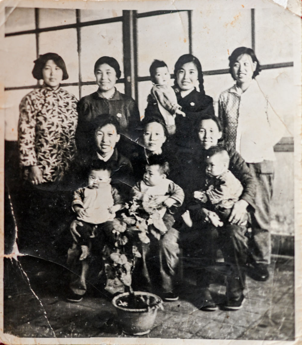这是1960年,敖德巴拉(后右三)在呼伦贝尔育婴院(受访者提供)。