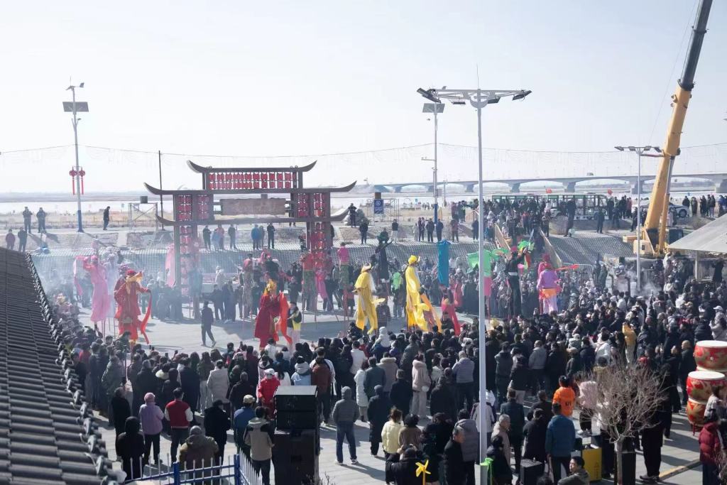 包头“天下黄河第一村”在黄河边举办开河观凌文化周。 包头市委网信办 供图