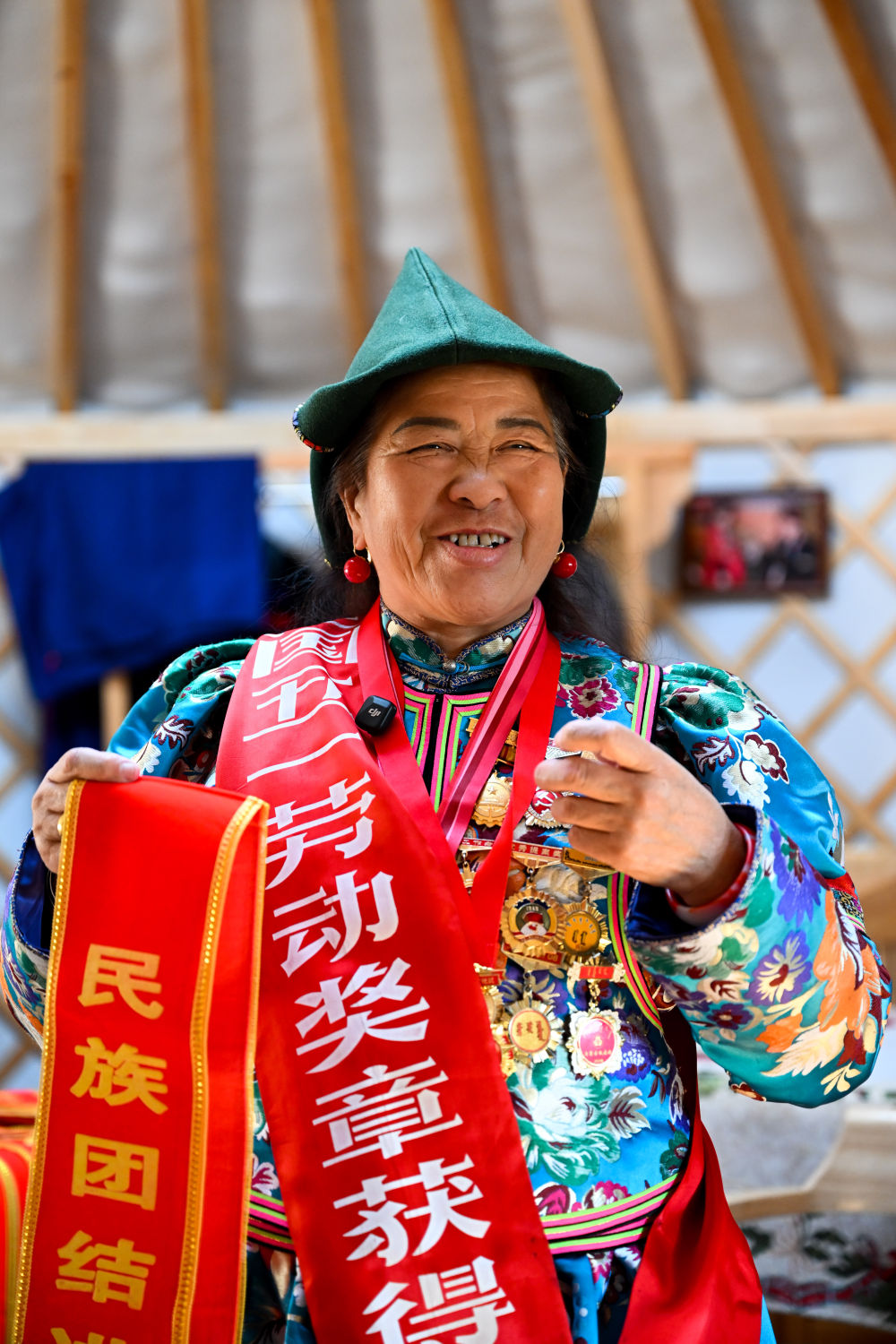 10月11日,敖德巴拉介绍她获得的各类荣誉。新华社记者 李志鹏 摄