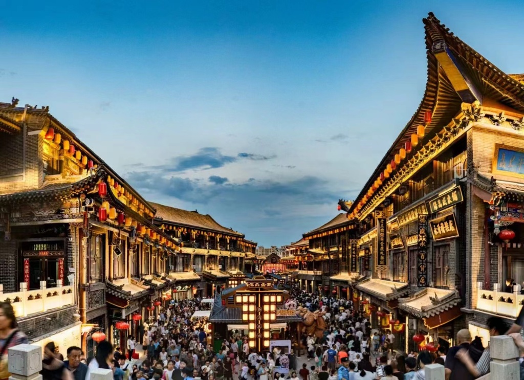 包头金街展现着源自走西口的繁华。 包头市委网信办 供图