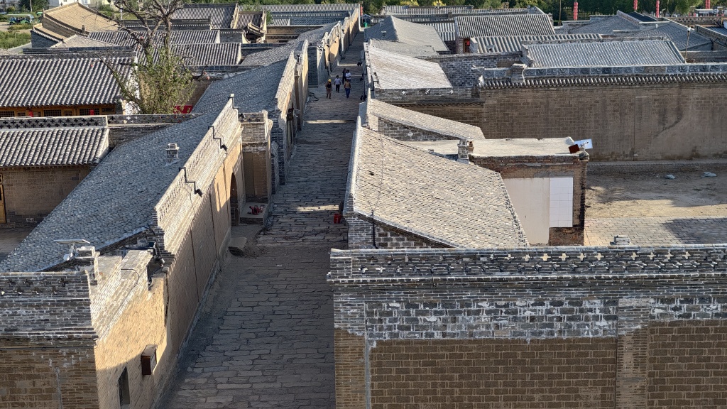 包头市北梁“走西口”历史街区,建筑带有明显的关内风格。 澎湃新闻记者 王珏玮 图