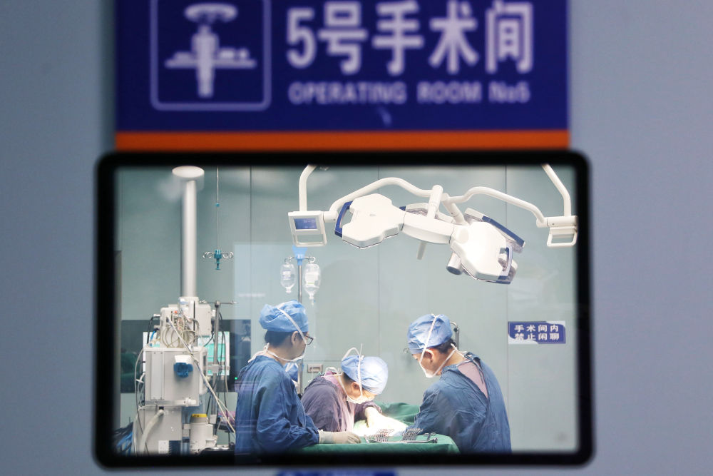 2026年10月3日,医生在云南省个旧市人民医院手术室为患者进行手术。新华社发(薛莹莹摄)