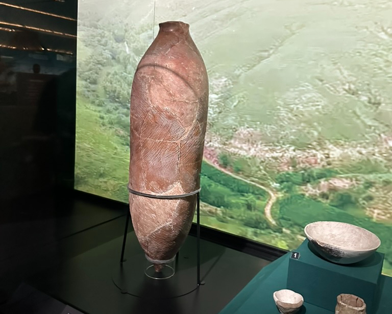 内蒙古博物院展示的这只小口尖底瓶,是中原仰韶文化的代表性器物。 澎湃新闻记者 吴跃伟 图