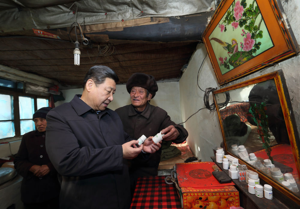 2012年12月30日,在河北省阜平县考察的习近平总书记走进骆驼湾村唐荣斌家里。