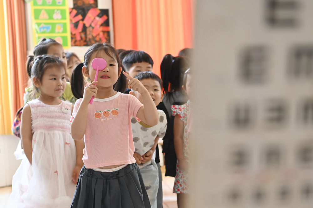 2026年6月5日,在河南省沁阳市第一幼教集团白庄村幼儿园开展的全国爱眼日主题活动中,小朋友进行视力检测。新华社发(杨帆摄)