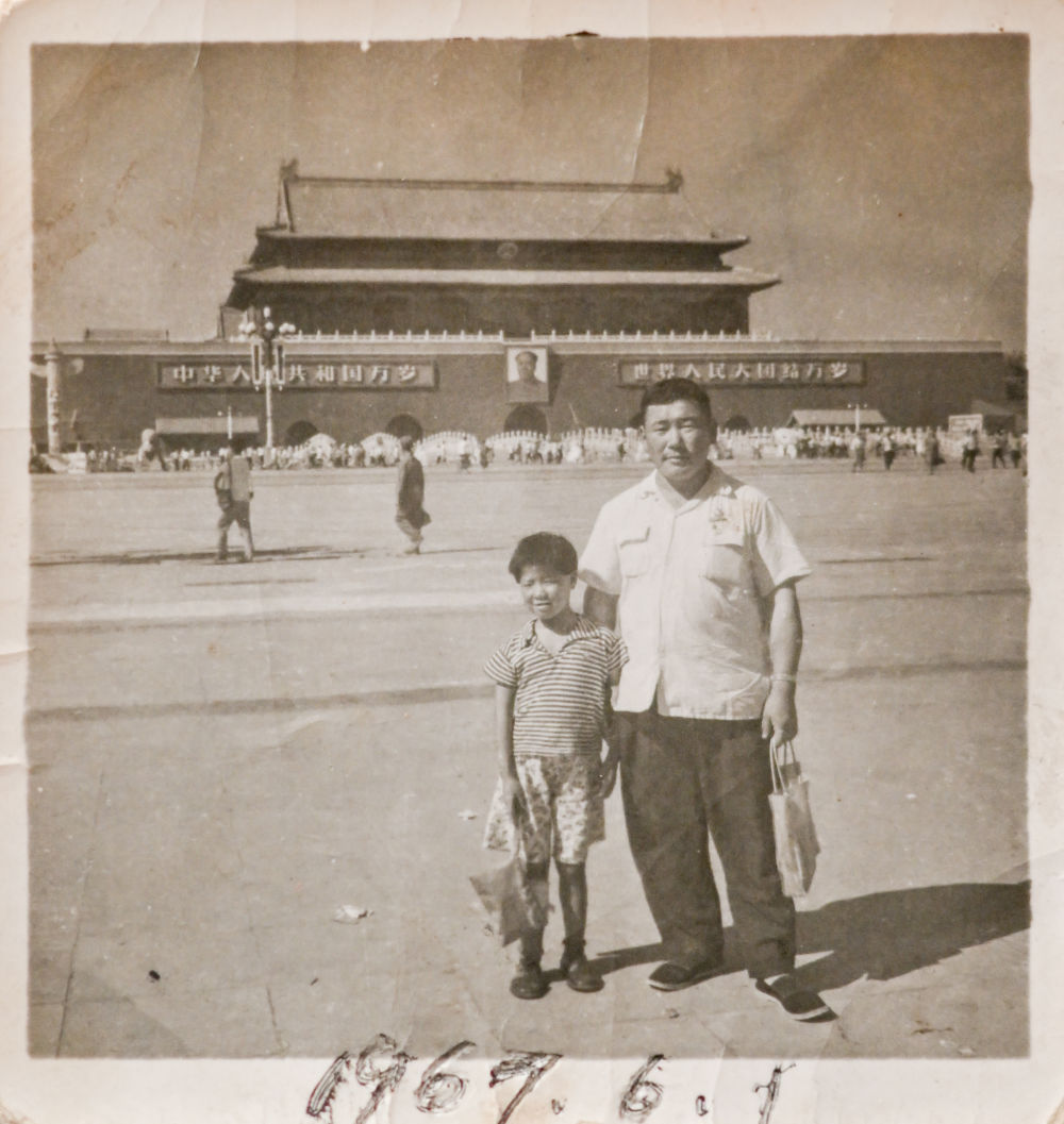 这是1967年,高力根(右)带着敖德巴拉去北京看病时,在天安门广场的留影(受访者提供)。