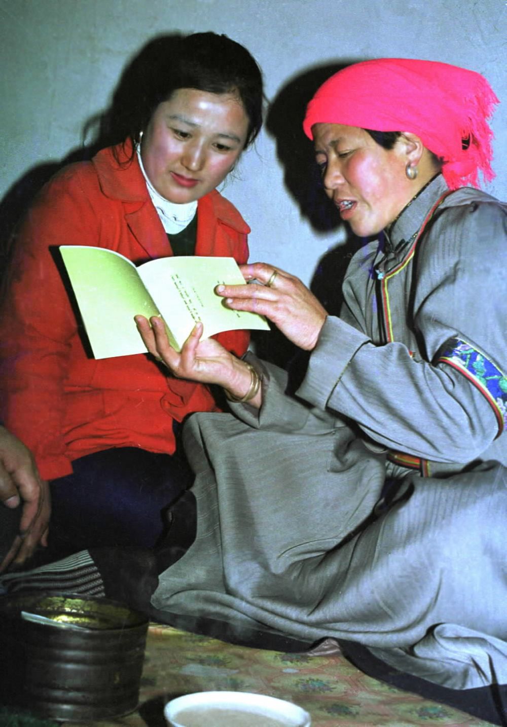 这是敖德巴拉(右)在给鄂温克族育龄妇女讲解计划生育知识(2001年4月30日发)。新华社记者 李欣 摄