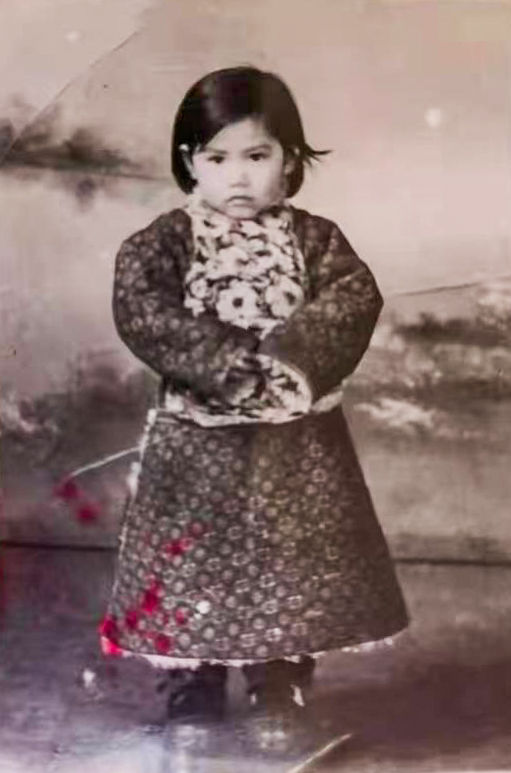 这是1963年,乌云其其格三岁时的照片(受访者提供)。