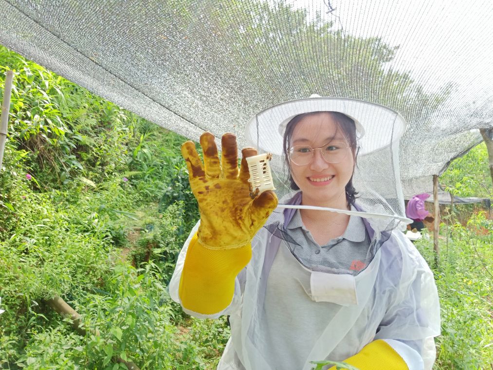 这是广西百色市乐业县百坭村原驻村第一书记黄文秀生前的工作照(资料照片)。新华社发