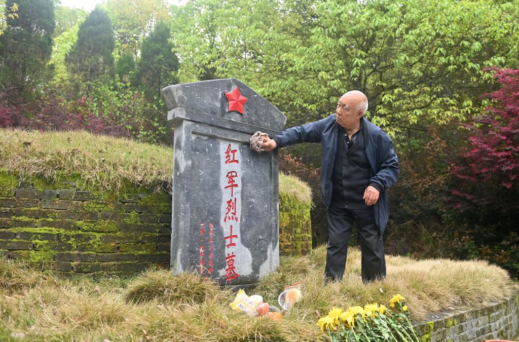 4月2日,在广西全州县米花山红军烈士墓,蒋石林老人在擦洗红军墓碑。新华社记者陆波岸 摄