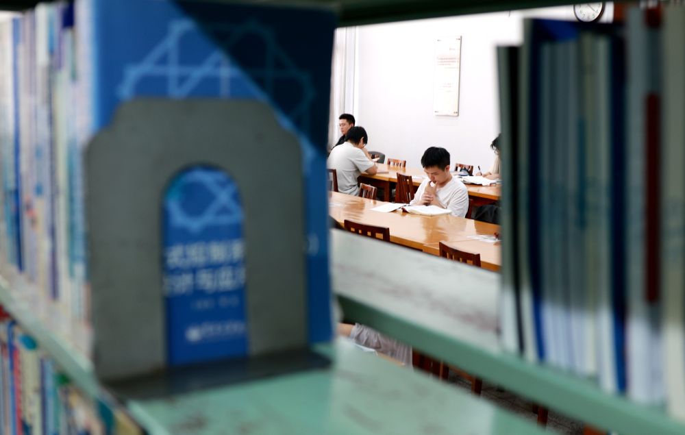 2026年10月14日,湖南大学学生在图书馆内自习。新华社记者 赵仲志 摄