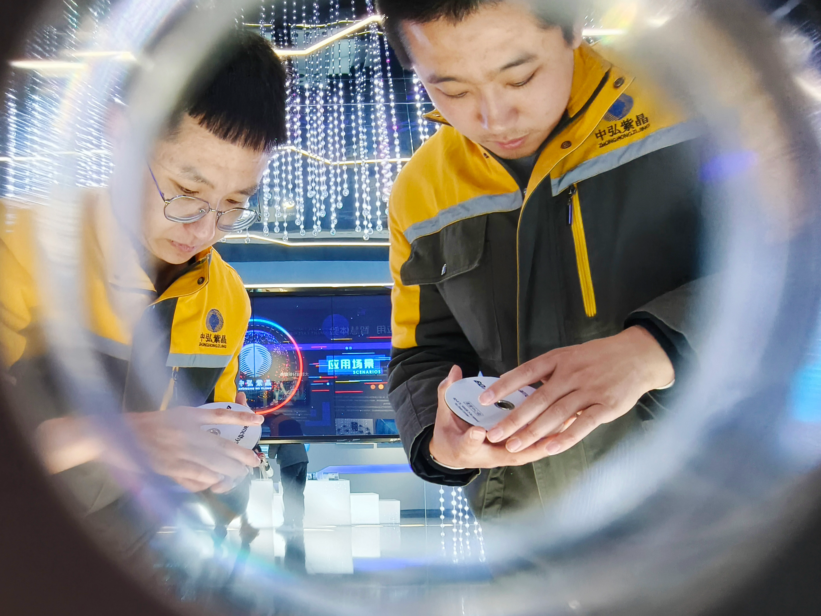 中弘紫晶作为大数据蓝光存储领域的标杆项目,以“大数据绿色云存储”为核心技术,为各行业提供便捷、安全、绿色的数据长期存储和容灾备份服务。郭小燕 摄