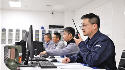 优刻得乌兰察布智算中心工作人员与巡检人员沟通巡检情况。
