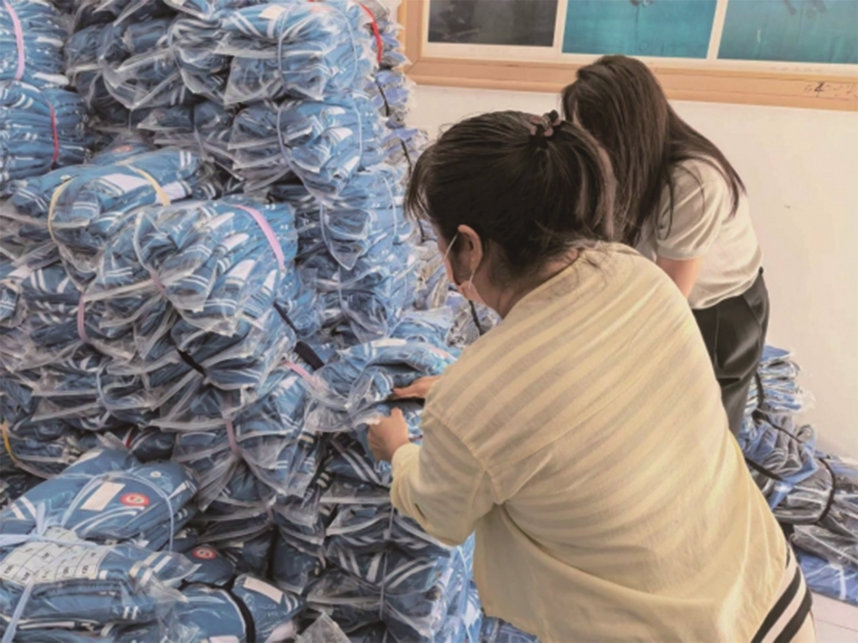 家长在检查校服质量