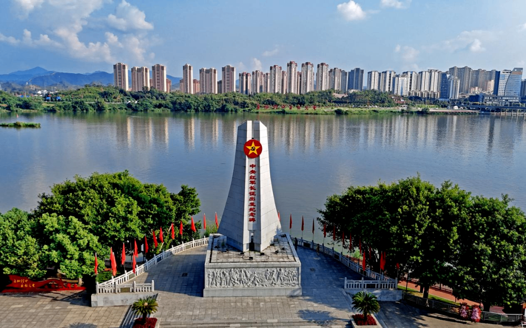 中央红军长征出发纪念碑庄严矗立在于都河东门渡口旁。(图源:新华网)