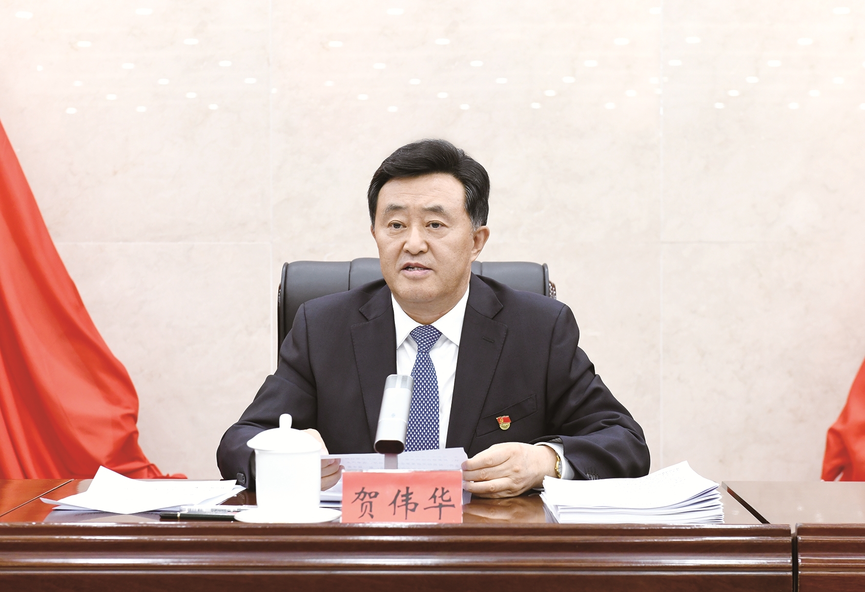 10月19日,市委书记贺伟华在中国共产党巴彦淖尔市第五届委员会第十四次全体会议上讲话。 本报记者 胡东育 摄