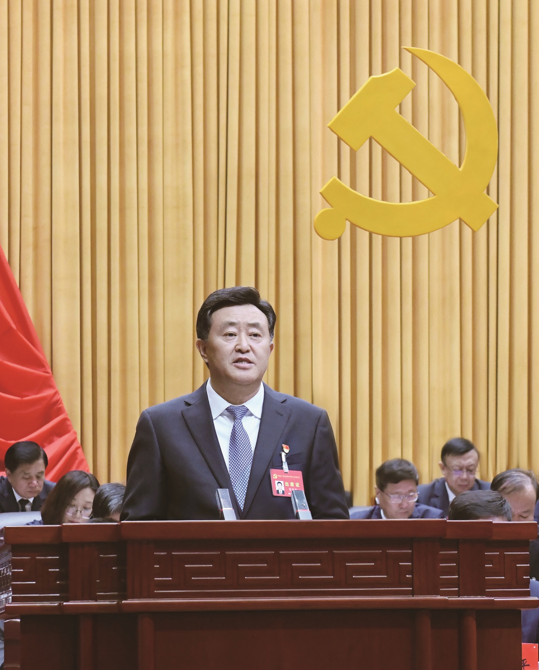 10月22日,贺伟华代表中共巴彦淖尔市第五届委员会向大会作报告。 本报记者 胡东育 摄