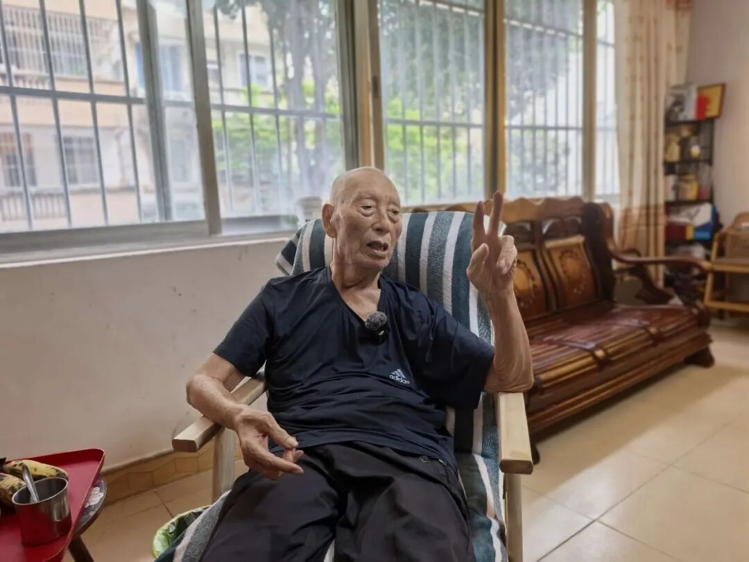 2026年8月,106岁老红军赵茂林向记者讲述长征经历。 通讯员叶友良 摄