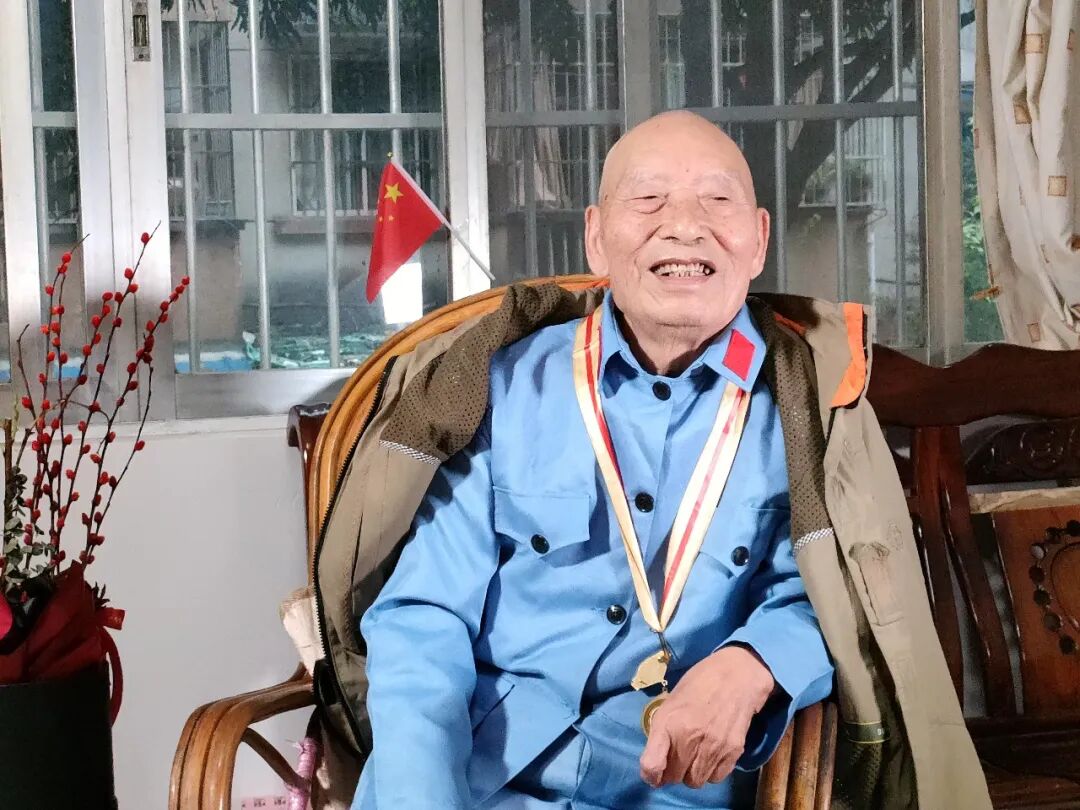 2021年,老红军赵茂林穿上军装,讲述当年从军经历。通讯员叶友良 摄