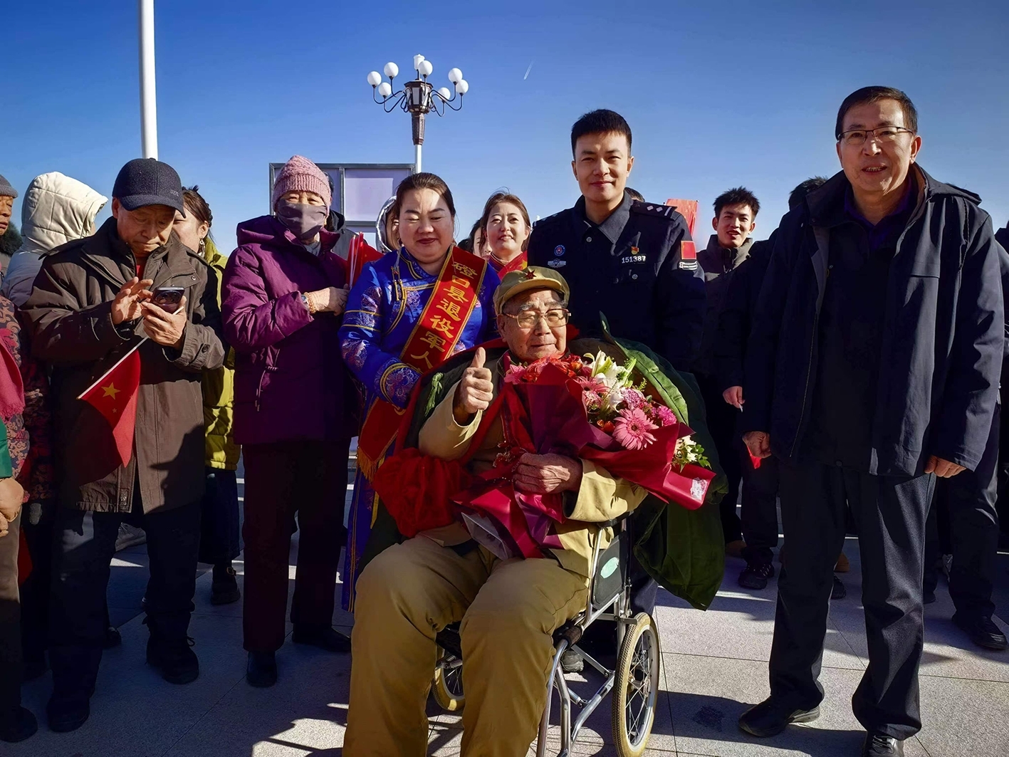 老兵陈元书乘坐首列包银高铁